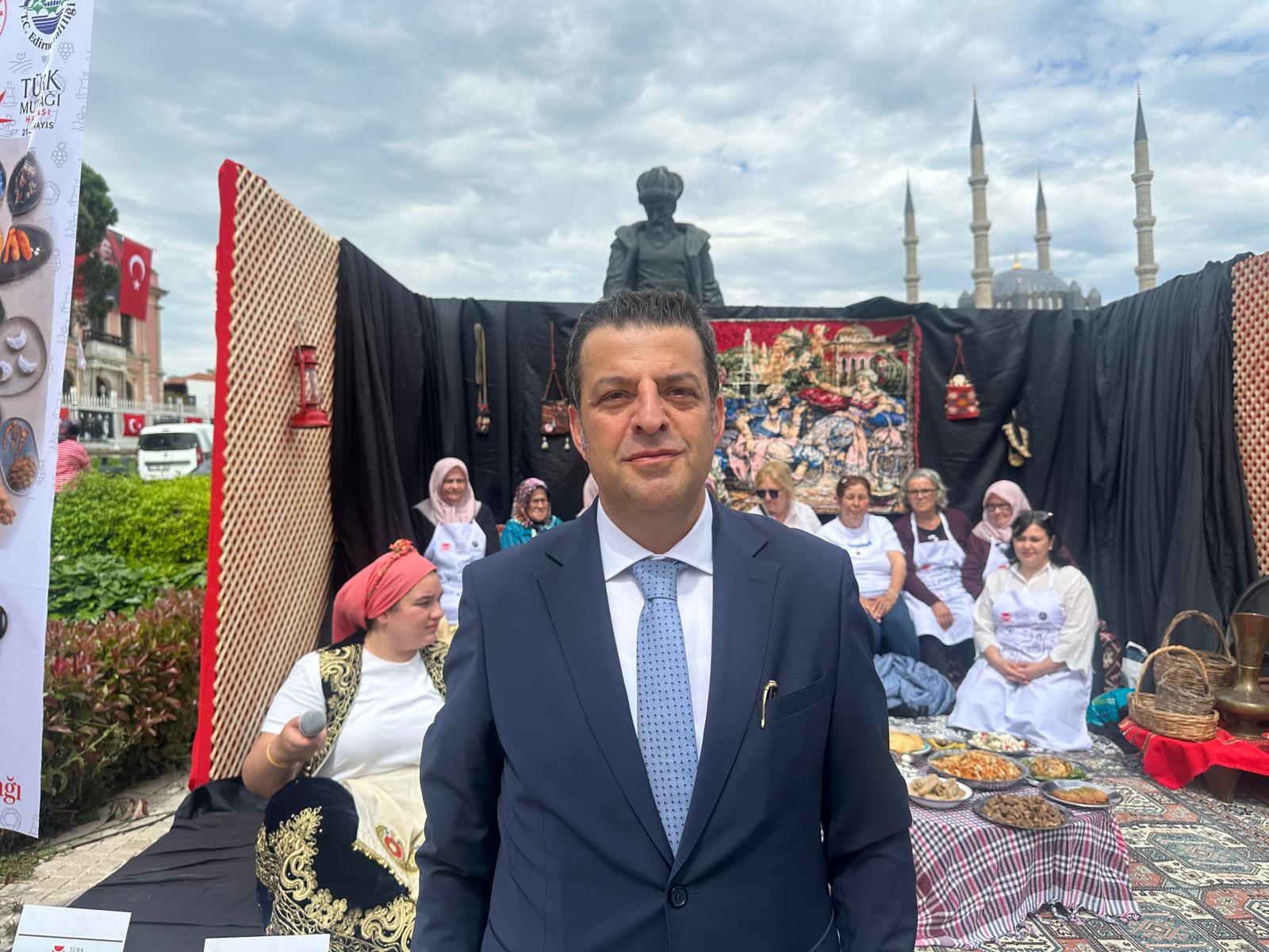 Edirne’de, 21-27 Mayıs Türk Mutfağı Haftası kapsamında düzenlenen etkinlikler başladı. “Bir Sofrada Miras” temasıyla gerçekleştirilen programda Rumeli ve Edirne bayram sofraları tanıtılırken, etkinlik yoğun ilgi gördü.